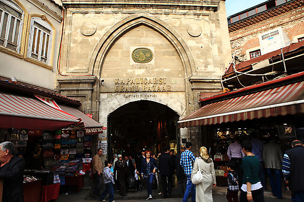 포토 JPG 주간 해외풍경 해외 건축물 외국문화 중동 출입구 이스탄불 사람 여러명 야외 건물 관광지 판매 상점 보행자 시장 상인 천막 터키문화 재래시장 그랜드바자르 튀르키예 국내포토 자연요소 동양문화 건축 나라 아시아 문화 여행 다수 풍경 파일형식