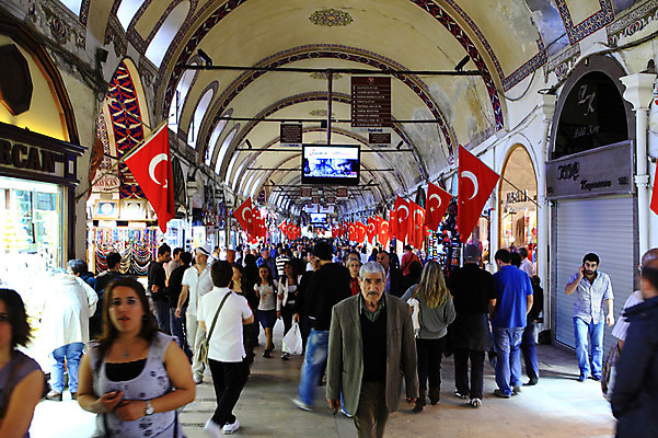 포토 JPG 해외풍경 해외 외국문화 중동 이스탄불 사람 여러명 관광지 여행객 상점 원근감 깃발 보행자 시장 국기 터키문화 재래시장 그랜드바자르 터키국기 튀르키예 국내포토 동양문화 나라 아시아 문화 뷰포인트 여행 다수 풍경 파일형식