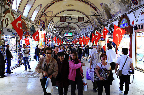포토 JPG 해외풍경 해외 외국문화 중동 이스탄불 사람 여러명 관광지 여행객 상점 원근감 깃발 보행자 시장 국기 터키문화 재래시장 그랜드바자르 터키국기 튀르키예 국내포토 동양문화 나라 아시아 문화 뷰포인트 여행 다수 풍경 파일형식