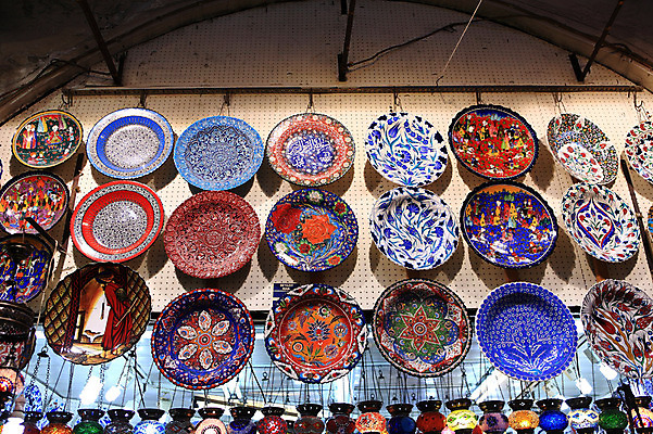 포토 JPG 해외풍경 해외 문양 그릇 식기 접시 외국문화 생활용품 무늬 중동 주방용품 조명 이스탄불 매달리기 풍경 사람없음 장식 판매 상점 여러개 전시 시장 오브젝트 그림 기념품 터키문화 그랜드바자르 걸림 그릇가게 튀르키예 국내포토 동양문화 나라 아시아 문화 다수 모션 파일형식