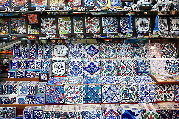 포토 JPG 해외풍경 해외 문양 외국문화 다수 백그라운드 신발 무늬 중동 이스탄불 사람없음 장식 판매 상점 여러개 전시 시장 타일 오브젝트 진열장 기념품 터키문화 주걱 그랜드바자르 튀르키예 국내포토 동양문화 나라 아시아 문화 주방용품 풍경 파일형식