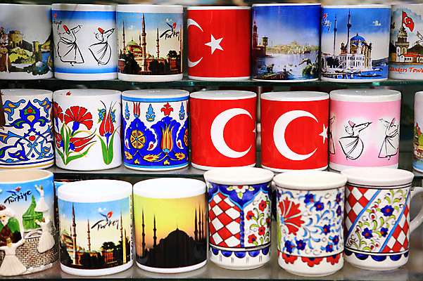 포토 JPG 해외풍경 해외 문양 식기 외국문화 생활용품 무늬 중동 주방용품 이스탄불 사람없음 장식 컵 판매 여러개 전시 머그컵 시장 오브젝트 그림 기념품 터키문화 그랜드바자르 튀르키예 국내포토 동양문화 나라 아시아 문화 다수 풍경 파일형식