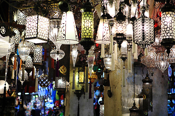 포토 JPG 해외풍경 해외 외국문화 중동 조명 이스탄불 매달리기 풍경 사람없음 아웃포커스 장식 빛 판매 상점 여러개 전시 시장 오브젝트 터키문화 그랜드바자르 걸림 장식술 튀르키예 국내포토 동양문화 나라 아시아 문화 다수 모션 촬영기법 파일형식