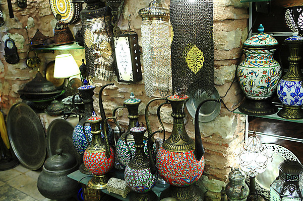 포토 JPG 해외풍경 해외 그릇 접시 외국문화 중동 주전자 조명 이스탄불 풍경 장식 판매 상점 금속 여러개 전시 골동품 스탠드 항아리 시장 오브젝트 기념품 터키문화 그랜드바자르 튀르키예 국내포토 동양문화 식기 나라 아시아 문화 다수 재질 주방용품 도자기 파일형식