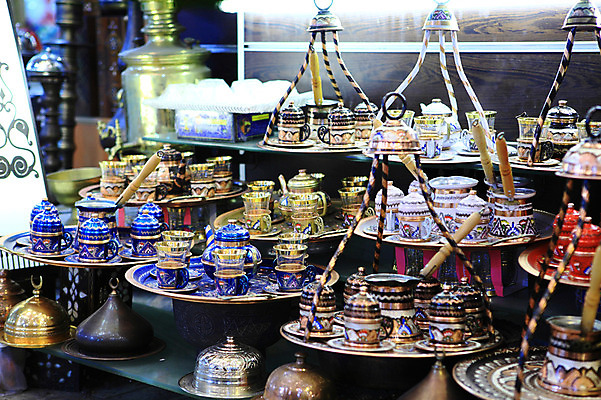 포토 JPG 해외풍경 해외 식기 외국문화 생활용품 중동 주전자 주방용품 이스탄불 쟁반 사람없음 아웃포커스 컵 판매 상점 여러개 전시 시장 찻잔 커피포트 찻주전자 오브젝트 기념품 터키문화 그랜드바자르 튀르키예 국내포토 동양문화 나라 아시아 문화 다수 잔 촬영기법 풍경 파일형식