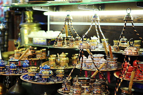 포토 JPG 해외풍경 해외 식기 외국문화 생활용품 중동 주전자 주방용품 이스탄불 쟁반 사람없음 아웃포커스 컵 판매 상점 여러개 전시 시장 찻잔 커피포트 찻주전자 오브젝트 기념품 터키문화 그랜드바자르 튀르키예 국내포토 동양문화 나라 아시아 문화 다수 잔 촬영기법 풍경 파일형식