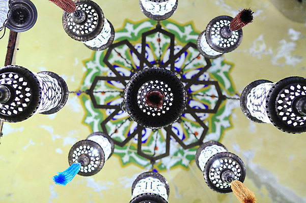 포토 JPG 해외풍경 해외 로우앵글 외국문화 중동 조명 이스탄불 매달리기 풍경 사람없음 아웃포커스 장식 빛 판매 상점 여러개 전시 시장 오브젝트 천장 터키문화 그랜드바자르 걸림 장식술 튀르키예 국내포토 동양문화 나라 아시아 문화 뷰포인트 다수 모션 촬영기법 파일형식