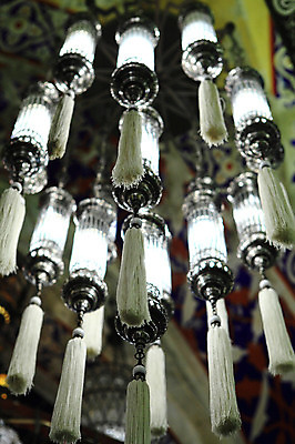 포토 JPG 해외풍경 해외 로우앵글 외국문화 중동 조명 이스탄불 매달리기 풍경 사람없음 아웃포커스 장식 빛 판매 상점 여러개 전시 시장 오브젝트 터키문화 그랜드바자르 걸림 장식술 튀르키예 국내포토 동양문화 나라 아시아 문화 뷰포인트 다수 모션 촬영기법 파일형식