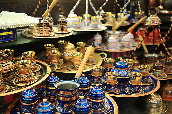 포토 JPG 해외풍경 해외 식기 외국문화 생활용품 중동 주전자 주방용품 이스탄불 쟁반 사람없음 아웃포커스 컵 판매 상점 여러개 전시 시장 찻잔 커피포트 찻주전자 오브젝트 기념품 터키문화 그랜드바자르 튀르키예 국내포토 동양문화 나라 아시아 문화 다수 잔 촬영기법 풍경 파일형식