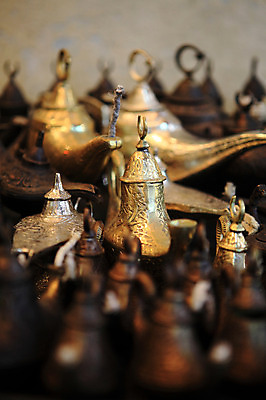 포토 JPG 해외풍경 해외 컬러 외국문화 중동 주전자 이스탄불 근접촬영 사람없음 아웃포커스 장식 판매 상점 금속 여러개 전시 금색 골동품 시장 찻주전자 오브젝트 기념품 터키문화 그랜드바자르 튀르키예 국내포토 동양문화 나라 아시아 문화 뷰포인트 다수 재질 주방용품 촬영기법 풍경 파일형식