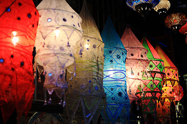 포토 JPG 해외풍경 해외 외국문화 중동 조명 이스탄불 매달리기 풍경 사람없음 아웃포커스 장식 빛 판매 상점 여러개 전시 시장 오브젝트 공예품 터키문화 그랜드바자르 걸림 수공예품 튀르키예 국내포토 동양문화 나라 아시아 문화 다수 모션 촬영기법 공예 파일형식