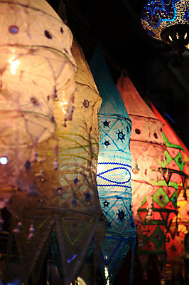 포토 JPG 해외풍경 해외 외국문화 중동 조명 이스탄불 매달리기 풍경 근접촬영 사람없음 아웃포커스 장식 빛 판매 상점 여러개 전시 시장 오브젝트 공예품 터키문화 그랜드바자르 걸림 수공예품 튀르키예 국내포토 동양문화 나라 아시아 문화 뷰포인트 다수 모션 촬영기법 공예 파일형식