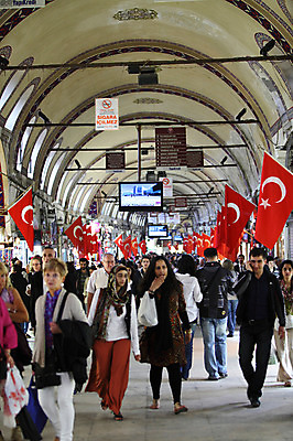 포토 JPG 해외풍경 해외 외국문화 중동 이스탄불 사람 여러명 관광지 여행객 상점 원근감 깃발 보행자 시장 국기 터키문화 재래시장 그랜드바자르 터키국기 튀르키예 국내포토 동양문화 나라 아시아 문화 뷰포인트 여행 다수 풍경 파일형식