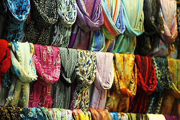 포토 JPG 해외풍경 해외 외국문화 백그라운드 중동 이스탄불 사람없음 아웃포커스 판매 상점 스카프 목도리 여러개 전시 직물 시장 천 오브젝트 터키문화 그랜드바자르 튀르키예 국내포토 동양문화 잡화 나라 아시아 문화 다수 촬영기법 풍경 파일형식