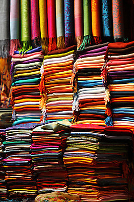 포토 JPG 해외풍경 해외 외국문화 다수 백그라운드 중동 이스탄불 사람없음 판매 쌓기 상점 스카프 목도리 여러개 전시 직물 시장 천 터키문화 그랜드바자르 튀르키예 국내포토 동양문화 잡화 나라 아시아 문화 모션 풍경 파일형식