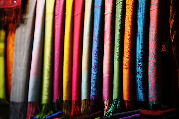 포토 JPG 해외풍경 해외 외국문화 배경화면 백그라운드 중동 이스탄불 사람없음 아웃포커스 판매 상점 스카프 목도리 여러개 전시 직물 시장 천 오브젝트 터키문화 그랜드바자르 튀르키예 국내포토 동양문화 잡화 나라 아시아 문화 다수 촬영기법 풍경 파일형식