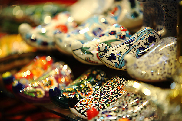 포토 JPG 해외풍경 해외 외국문화 중동 이스탄불 근접촬영 사람없음 아웃포커스 장식 판매 상점 여러개 전시 도자기 시장 오브젝트 기념품 터키문화 그랜드바자르 튀르키예 국내포토 동양문화 나라 아시아 문화 뷰포인트 다수 촬영기법 풍경 파일형식