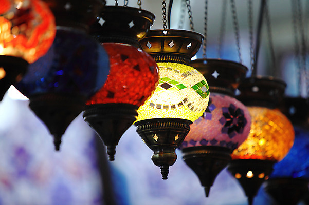 포토 JPG 해외풍경 해외 외국문화 중동 조명 이스탄불 매달리기 풍경 근접촬영 사람없음 아웃포커스 장식 빛 판매 상점 여러개 전시 시장 오브젝트 터키문화 그랜드바자르 걸림 튀르키예 국내포토 동양문화 나라 아시아 문화 뷰포인트 다수 모션 촬영기법 파일형식