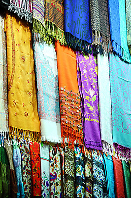 포토 JPG 해외풍경 해외 외국문화 백그라운드 중동 이스탄불 사람없음 판매 상점 스카프 목도리 여러개 전시 직물 시장 천 오브젝트 터키문화 그랜드바자르 튀르키예 국내포토 동양문화 잡화 나라 아시아 문화 다수 풍경 파일형식