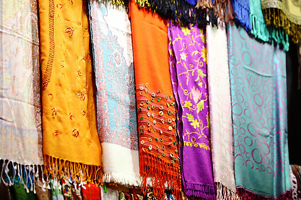 포토 JPG 해외풍경 해외 외국문화 백그라운드 중동 이스탄불 사람없음 판매 상점 스카프 목도리 여러개 전시 직물 시장 천 오브젝트 터키문화 그랜드바자르 튀르키예 국내포토 동양문화 잡화 나라 아시아 문화 다수 풍경 파일형식