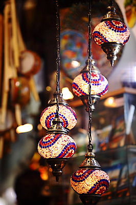 포토 JPG 해외풍경 해외 외국문화 중동 조명 이스탄불 매달리기 풍경 사람없음 아웃포커스 장식 빛 판매 여러개 전시 시장 오브젝트 터키문화 그랜드바자르 걸림 튀르키예 국내포토 동양문화 나라 아시아 문화 다수 모션 촬영기법 파일형식