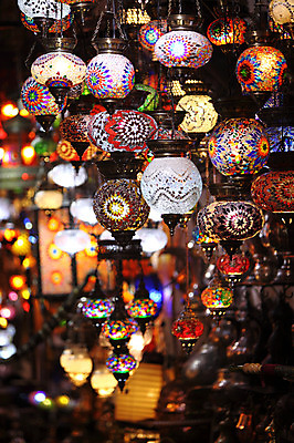 포토 JPG 해외풍경 해외 외국문화 중동 조명 이스탄불 매달리기 풍경 사람없음 아웃포커스 장식 빛 판매 여러개 전시 시장 오브젝트 터키문화 그랜드바자르 걸림 튀르키예 국내포토 동양문화 나라 아시아 문화 다수 모션 촬영기법 파일형식