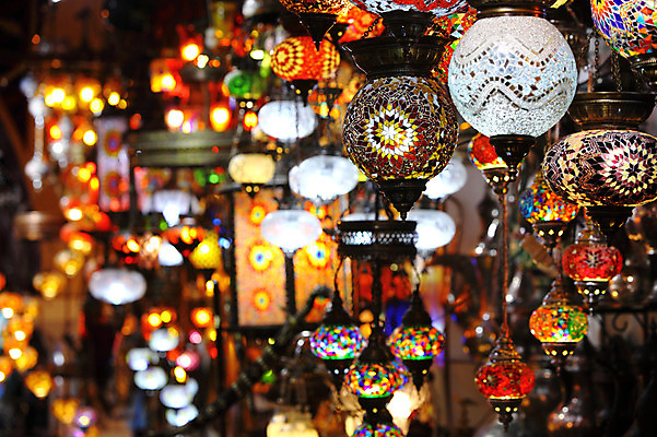 포토 JPG 해외풍경 해외 외국문화 중동 조명 이스탄불 매달리기 풍경 사람없음 아웃포커스 장식 빛 판매 여러개 전시 시장 오브젝트 터키문화 그랜드바자르 걸림 튀르키예 국내포토 동양문화 나라 아시아 문화 다수 모션 촬영기법 파일형식