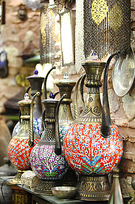 포토 JPG 해외풍경 해외 그릇 접시 외국문화 중동 주전자 이스탄불 근접촬영 사람없음 아웃포커스 장식 판매 상점 금속 여러개 전시 골동품 시장 오브젝트 기념품 터키문화 그랜드바자르 튀르키예 국내포토 동양문화 식기 나라 아시아 문화 뷰포인트 다수 재질 주방용품 촬영기법 풍경 파일형식