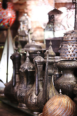 포토 JPG 해외풍경 해외 외국문화 중동 주전자 이스탄불 근접촬영 사람없음 아웃포커스 장식 판매 상점 금속 여러개 전시 골동품 시장 오브젝트 기념품 터키문화 그랜드바자르 튀르키예 국내포토 동양문화 나라 아시아 문화 뷰포인트 다수 재질 주방용품 촬영기법 풍경 파일형식
