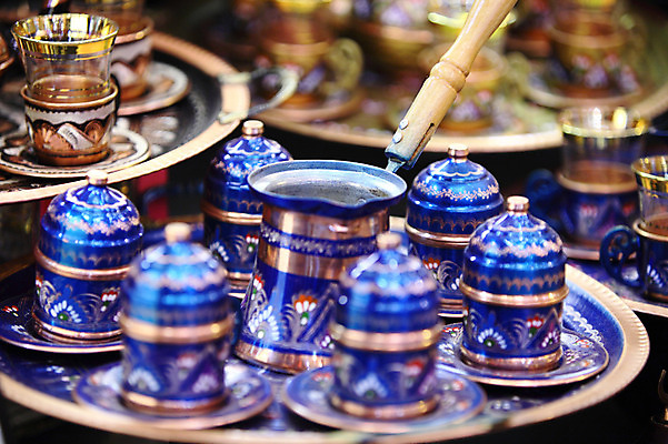 포토 JPG 해외풍경 해외 식기 외국문화 생활용품 중동 주전자 주방용품 이스탄불 쟁반 근접촬영 사람없음 아웃포커스 컵 판매 상점 여러개 전시 시장 찻잔 커피포트 찻주전자 오브젝트 기념품 터키문화 그랜드바자르 튀르키예 국내포토 동양문화 나라 아시아 문화 뷰포인트 다수 잔 촬영기법 풍경 파일형식