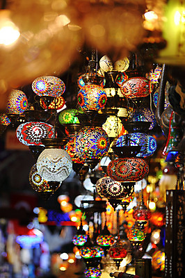 포토 JPG 해외풍경 해외 외국문화 중동 조명 이스탄불 매달리기 풍경 사람없음 아웃포커스 장식 빛 판매 여러개 전시 시장 오브젝트 터키문화 그랜드바자르 걸림 튀르키예 국내포토 동양문화 나라 아시아 문화 다수 모션 촬영기법 파일형식