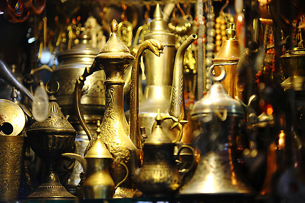 포토 JPG 해외풍경 해외 컬러 외국문화 중동 주전자 이스탄불 근접촬영 사람없음 아웃포커스 장식 판매 상점 금속 여러개 전시 금색 골동품 시장 찻주전자 오브젝트 기념품 터키문화 그랜드바자르 튀르키예 국내포토 동양문화 나라 아시아 문화 뷰포인트 다수 재질 주방용품 촬영기법 풍경 파일형식