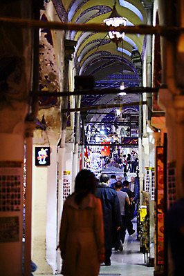 포토 JPG 해외풍경 해외 외국문화 중동 이스탄불 사람 여러명 아웃포커스 상점 원근감 보행자 시장 골목길 터키문화 그랜드바자르 튀르키예 국내포토 동양문화 나라 아시아 문화 길 뷰포인트 다수 촬영기법 풍경 파일형식