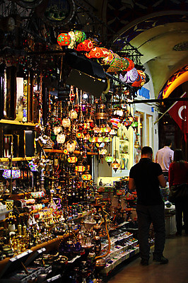 포토 JPG 해외풍경 해외 외국문화 중동 조명 이스탄불 사람 풍경 장식 세명 판매 상점 전시 시장 기념품 터키문화 그랜드바자르 튀르키예 국내포토 동양문화 나라 아시아 문화 오브젝트 파일형식