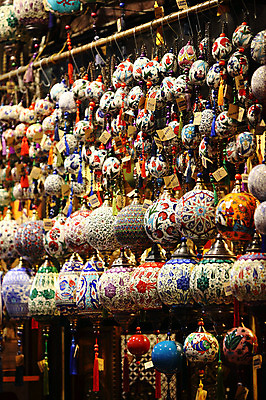 포토 JPG 해외풍경 해외 외국문화 중동 이스탄불 매달리기 사람없음 아웃포커스 장식 판매 상점 여러개 전시 시장 오브젝트 기념품 터키문화 그랜드바자르 걸림 튀르키예 국내포토 동양문화 나라 아시아 문화 다수 모션 촬영기법 풍경 파일형식