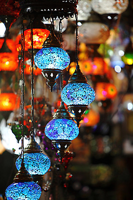 포토 JPG 해외풍경 해외 외국문화 중동 조명 이스탄불 매달리기 풍경 사람없음 아웃포커스 장식 빛 판매 여러개 전시 시장 오브젝트 터키문화 그랜드바자르 걸림 튀르키예 국내포토 동양문화 나라 아시아 문화 다수 모션 촬영기법 파일형식