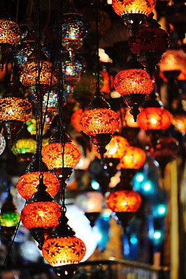 포토 JPG 해외풍경 해외 외국문화 중동 조명 이스탄불 매달리기 풍경 사람없음 아웃포커스 장식 빛 판매 여러개 전시 시장 오브젝트 터키문화 그랜드바자르 걸림 튀르키예 국내포토 동양문화 나라 아시아 문화 다수 모션 촬영기법 파일형식