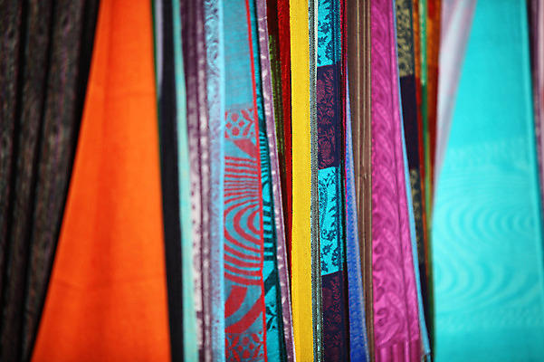 포토 JPG 해외풍경 해외 외국문화 배경화면 백그라운드 무늬 중동 이스탄불 근접촬영 사람없음 아웃포커스 컬러풀 판매 상점 스카프 목도리 여러개 전시 직물 시장 천 오브젝트 터키문화 그랜드바자르 튀르키예 국내포토 동양문화 잡화 나라 아시아 문화 뷰포인트 컬러 다수 촬영기법 풍경 파일형식