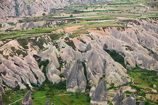 포토 JPG 주간 나무 식물 해외풍경 해외 중동 자연 바위산 카파도키아 풍경 초원 사람없음 야외 골짜기 암석 돌_바위 바위 동굴 기암괴석 언덕 동굴집 바위동굴 튀르키예 국내포토 자연요소 나라 아시아 바위_돌 돌산 생태계 파일형식