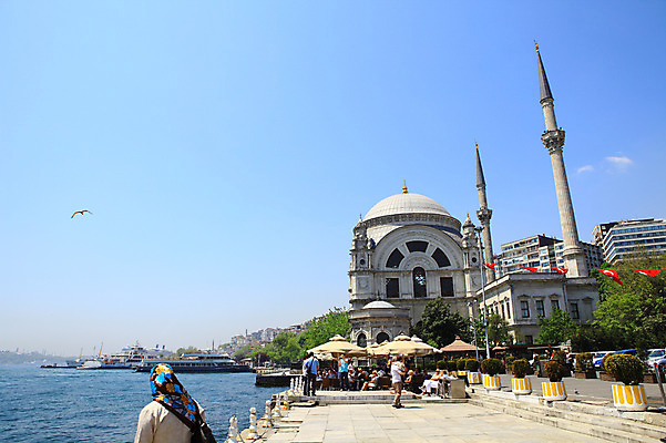 포토 JPG 주간 나무 식물 해외풍경 해외 건축물 화분 바다 외국문화 여행 고건축 수상교통 의자 중동 해외건축 서양건축 탁자 하늘 거리 이스탄불 사람 풍경 여러명 해변 야외 건물 관광지 여행객 탑 항구 맑음 궁전 카페 기둥 파라솔 유람선 해안도시 터키문화 노천카페 카페테리아 첨탑 돌마바흐체궁전 야외식당 선박 튀르키예 국내포토 자연요소 동양문화 건축 나라 아시아 문화 교통수단 가구 다수 배_교통 교통시설 날씨 상점 식당 도시 파일형식
