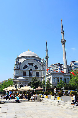 포토 JPG 주간 나무 식물 해외풍경 해외 건축물 건축 화분 여행 고건축 의자 중동 해외건축 서양건축 탁자 하늘 거리 이스탄불 사람 풍경 여러명 야외 건물 관광지 도시풍경 여행객 탑 맑음 궁전 카페 깃발 기둥 도시 파라솔 고객 노천카페 카페테리아 첨탑 돌마바흐체궁전 튀르키예 국내포토 자연요소 나라 아시아 가구 다수 날씨 상점 파일형식