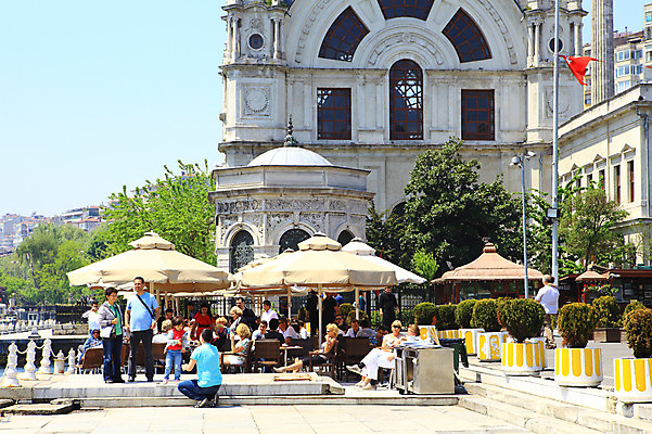 포토 JPG 주간 나무 식물 해외풍경 해외 건축물 건축 화분 여행 고건축 의자 중동 해외건축 서양건축 탁자 거리 이스탄불 사람 풍경 여러명 야외 건물 관광지 도시풍경 여행객 궁전 카페 도시 파라솔 고객 노천카페 카페테리아 돌마바흐체궁전 튀르키예 국내포토 자연요소 나라 아시아 가구 다수 상점 파일형식
