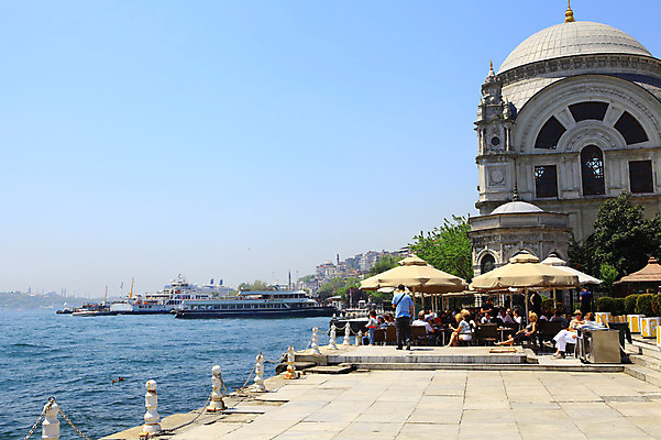 포토 JPG 주간 해외풍경 해외 건축물 건축 바다 여행 고건축 의자 중동 해외건축 서양건축 탁자 거리 이스탄불 사람 풍경 여러명 해변 야외 건물 관광지 도시풍경 여행객 항구 궁전 카페 도시 파라솔 유람선 고객 해안도시 노천카페 카페테리아 돌마바흐체궁전 야외식당 선박 튀르키예 국내포토 자연요소 나라 아시아 가구 다수 수상교통 배_교통 교통시설 상점 식당 파일형식