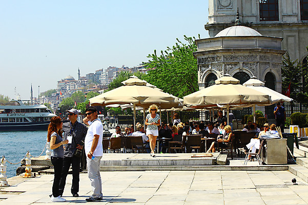 포토 JPG 주간 해외풍경 해외 건축물 건축 바다 여행 고건축 의자 중동 해외건축 서양건축 탁자 거리 이스탄불 사람 풍경 여러명 해변 야외 건물 관광지 도시풍경 여행객 항구 궁전 카페 도시 파라솔 유람선 고객 해안도시 노천카페 카페테리아 돌마바흐체궁전 야외식당 선박 튀르키예 국내포토 자연요소 나라 아시아 가구 다수 수상교통 배_교통 교통시설 상점 식당 파일형식
