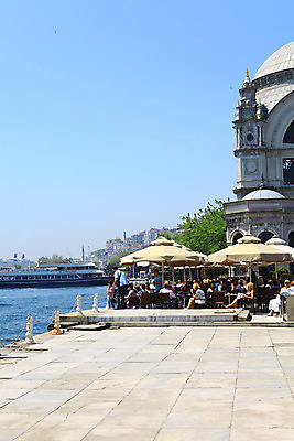포토 JPG 주간 해외풍경 해외 건축물 건축 바다 여행 고건축 의자 중동 해외건축 서양건축 탁자 거리 이스탄불 사람 풍경 여러명 해변 야외 건물 관광지 도시풍경 여행객 항구 궁전 카페 도시 파라솔 유람선 고객 해안도시 노천카페 카페테리아 돌마바흐체궁전 야외식당 선박 튀르키예 국내포토 자연요소 나라 아시아 가구 다수 수상교통 배_교통 교통시설 상점 식당 파일형식
