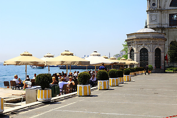 포토 JPG 주간 해외풍경 해외 건축물 건축 화분 바다 여행 고건축 의자 중동 해외건축 서양건축 탁자 거리 이스탄불 사람 풍경 여러명 해변 야외 건물 관광지 도시풍경 여행객 항구 궁전 카페 도시 파라솔 고객 해안도시 노천카페 카페테리아 돌마바흐체궁전 야외식당 선박 튀르키예 국내포토 자연요소 나라 아시아 가구 다수 수상교통 교통시설 상점 식당 파일형식