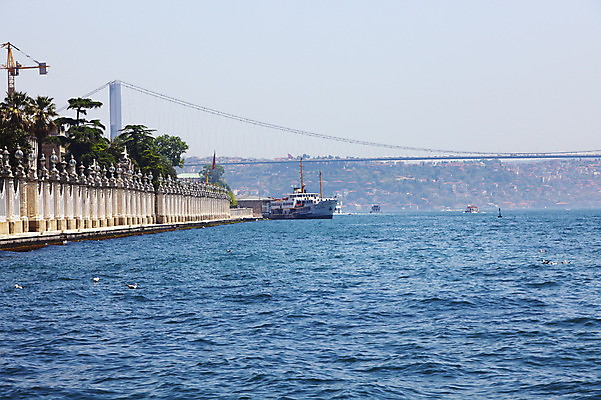 포토 JPG 주간 나무 식물 해외풍경 해외 바다 수상교통 중동 난간 이스탄불 풍경 해변 사람없음 야외 관광지 울타리 도시풍경 항구 도시 해안도시 타워크레인 돌마바흐체궁전 가교 선박 튀르키예 국내포토 자연요소 건축물 나라 아시아 교통수단 여행 교통시설 담장 궁전 기중기 파일형식