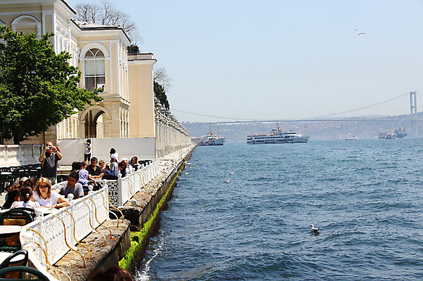 포토 JPG 주간 나무 식물 해외풍경 해외 건축물 바다 여행 의자 중동 난간 탁자 이스탄불 사람 풍경 여러명 해변 야외 건물 관광지 울타리 도시풍경 여행객 카페 도시 보행자 유람선 고객 해안도시 노천카페 카페테리아 돌마바흐체궁전 야외식당 가교 선박 튀르키예 국내포토 자연요소 건축 나라 아시아 가구 다수 수상교통 배_교통 담장 상점 식당 궁전 파일형식