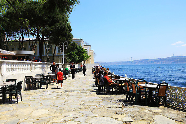 포토 JPG 주간 나무 식물 구름 해외풍경 해외 건축물 바다 여행 의자 중동 난간 탁자 하늘 이스탄불 사람 풍경 여러명 해변 야외 건물 관광지 울타리 도시풍경 여행객 맑음 카페 원근감 도시 보행자 고객 해안도시 노천카페 카페테리아 돌마바흐체궁전 야외식당 가교 튀르키예 국내포토 자연요소 건축 나라 아시아 뷰포인트 가구 다수 날씨 담장 상점 식당 궁전 파일형식
