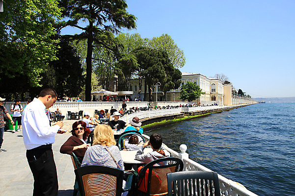 포토 JPG 주간 나무 식물 해외풍경 해외 건축물 바다 여행 의자 중동 난간 탁자 이스탄불 사람 풍경 여러명 해변 야외 건물 관광지 울타리 도시풍경 여행객 카페 도시 보행자 웨이터 고객 해안도시 노천카페 카페테리아 돌마바흐체궁전 야외식당 튀르키예 국내포토 자연요소 직업 건축 나라 아시아 가구 다수 담장 상점 식당 궁전 파일형식